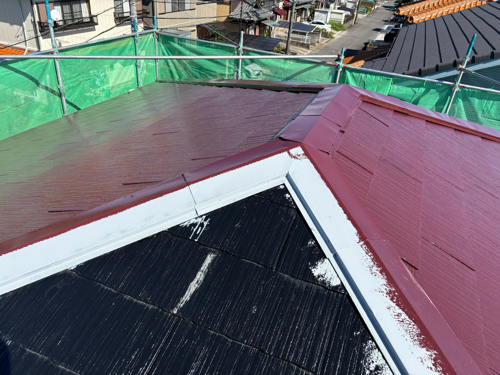 鈴鹿市K様邸のスレート屋根と棟板金を塗装している途中